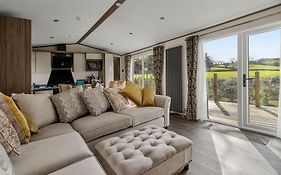 Peaceful Lake Retreat - Fishing Lakes, Heated Outdoor Swimming Pool 500Yrds On Sister Park , Pool Open May To September